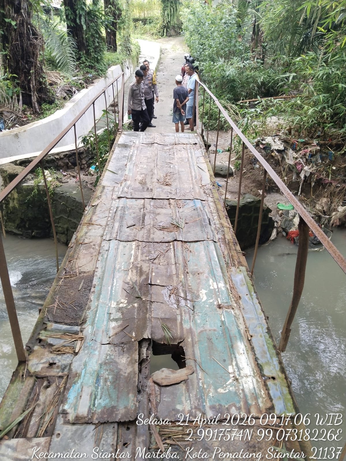 Polri untuk Masyarakat, Kapolsek Siantar Martoba Pimpin Perbaikan Jembatan Rusak di Pondok Sayur