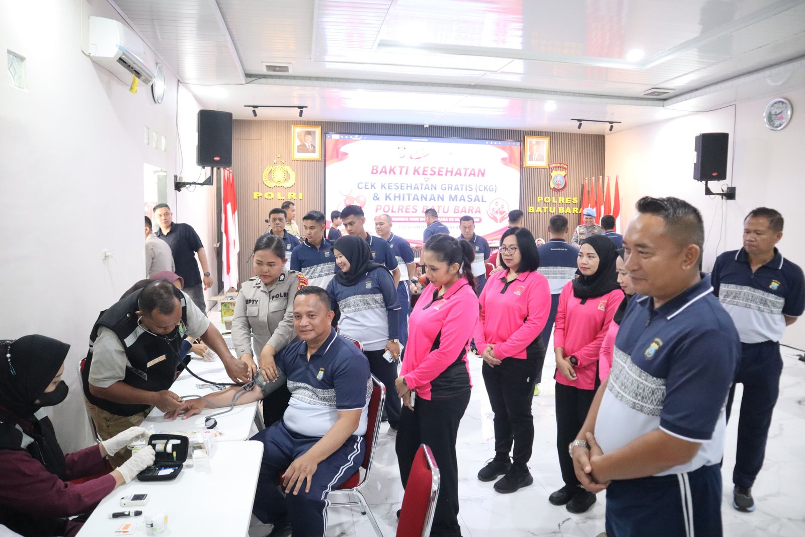 Sambut Hari Bhayangkara ke-80, Polres Batu Bara Gelar Khitanan Massal dan Cek Kesehatan Gratis